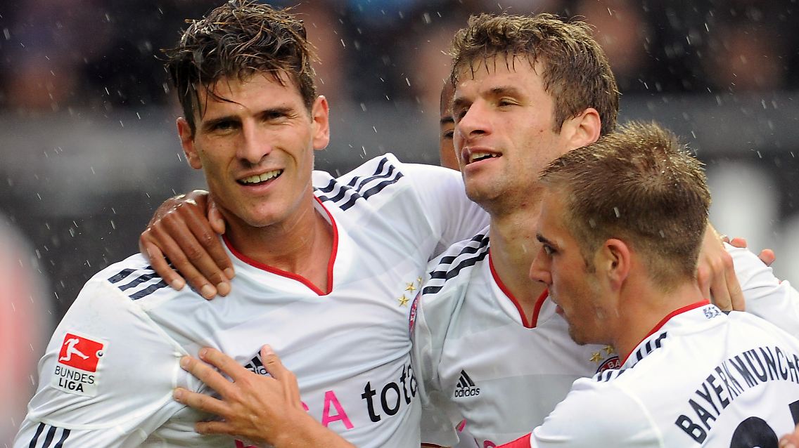 Ohne ihn: Mario Gomez, links, ist bei den Länderspielen nicht dabei, im Gegensatz zu seinen Münchner Teamkollegen Thomas Müller und Philipp Lahm.