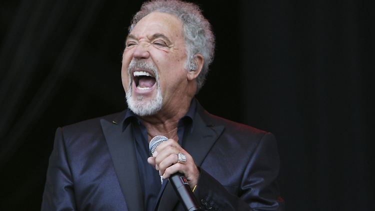 Tom Jones verfügt über eine kräftige Stimme.