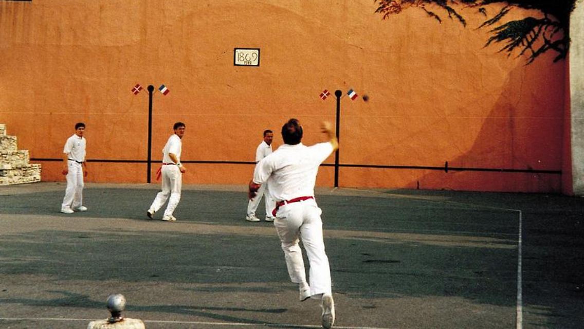 Die große Leidenschaft der Basken: Das Ballspiel Pelote ist eine der beliebtesten Sportarten in der Region.