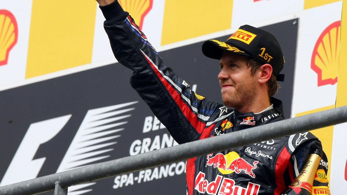 Daumen hoch: Sebastian Vettel jubelt in Spa.