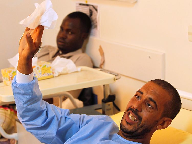 Ein Gaddafi-treuer Soldat im Maitika-Krankenhaus in Tripolis. Wegen der vielen Verwundeten werden den Rebellen zufolge dringend Medikamente benötigt. Auch mangele es in Libyens Hauptstadt an medizinischem Personal.
