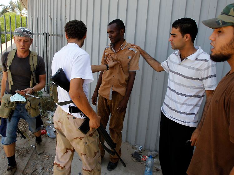 Ein angeblicher Gaddafi-Befürworter wird an einem Checkpoint in Tripolis festgenommen.