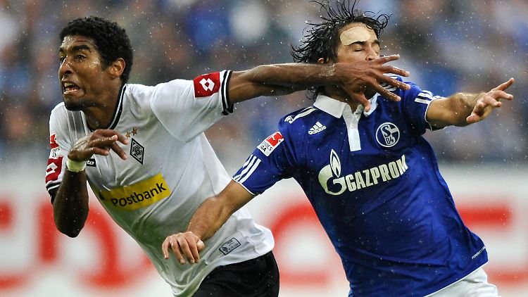Dante (l.) setzt Schalkes Raul ordentlich zu. Aber vergebens, denn Raul macht wenig später das Tor.