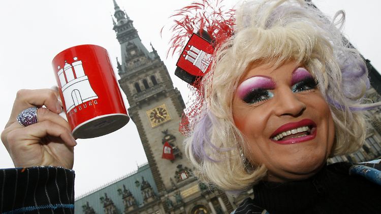 Drag Queen Olivia Jones in Hamburg vor dem Rathaus.