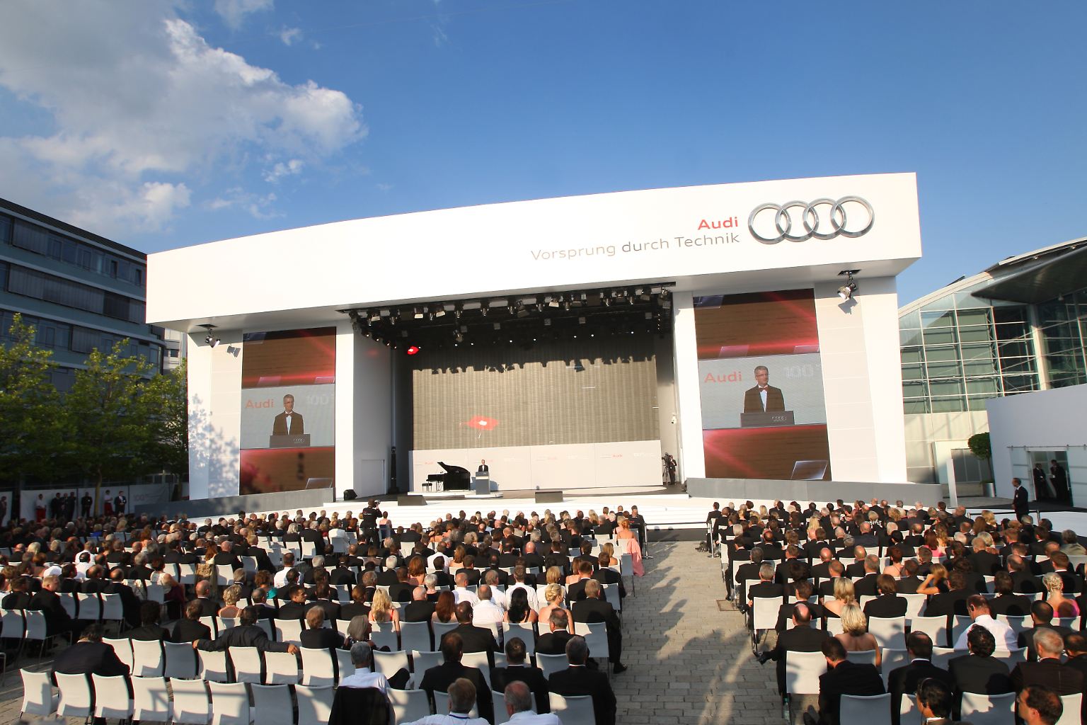 Zu Audis 100. Geburtstag sind die Protagonisten des großen Wirtschaftskrimis der deutschen Autobranche zusammengetroffen. Es war wohl die letzte Zusammenkunft, bevor in der kommenden Woche die Entscheidung im Kampf zwischen Porsche und Volkswagen fallen wird.