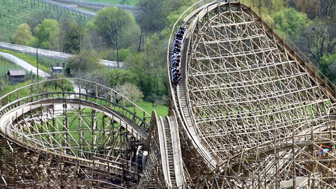 Die nach Angaben des Betreibers erste Holzachterbahn Süddeutschlands im Freizeitpark Tripsdrill.