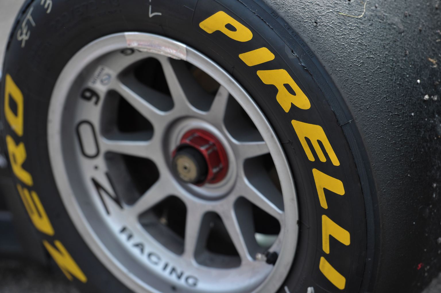 Und? Woran denken Sie beim Stichwort "Pirelli"? An Reifen?