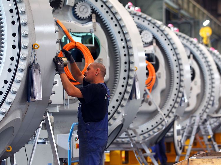 Arbeiten an Naben für Windkraftanlagen im Rostocker Nordex-Werk.