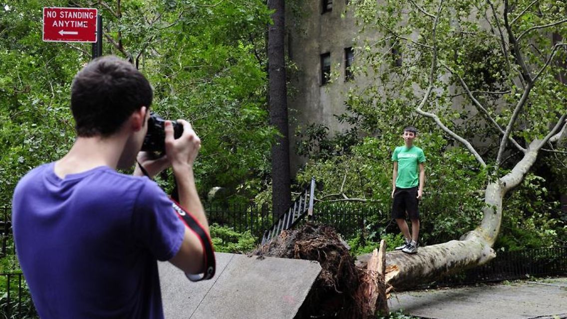 In New York City hat das große Aufräumen nach dem Wirbelsturm "Irene" begonnen. Touristen müssen kaum noch Einschränkungen fürchten - und können Erinnerungsfotos machen.