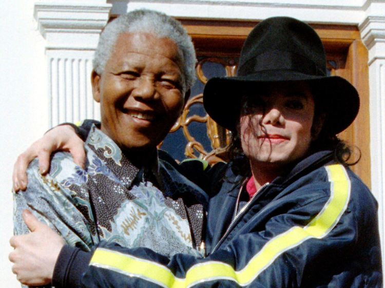 Nelson Mandela Arm in Arm mit Michael Jackson im Jahr 1996.