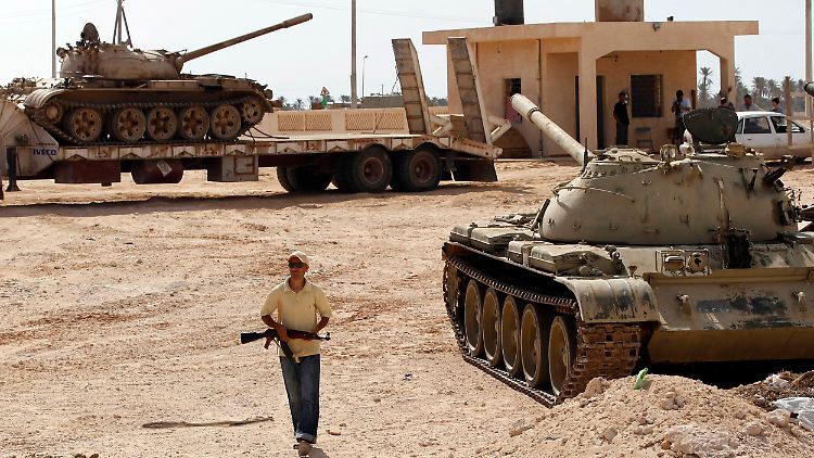 In Misrata bereiten die Rebellen derzeit Panzer für einen eventuellen Einsatz in Sirte vor.