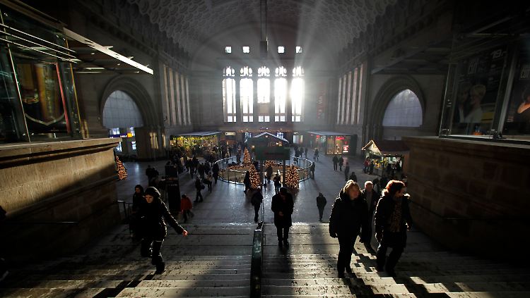 Etwas kathedralenartiges: Querbahnsteig des Hauptbahnhofs Leipzig.