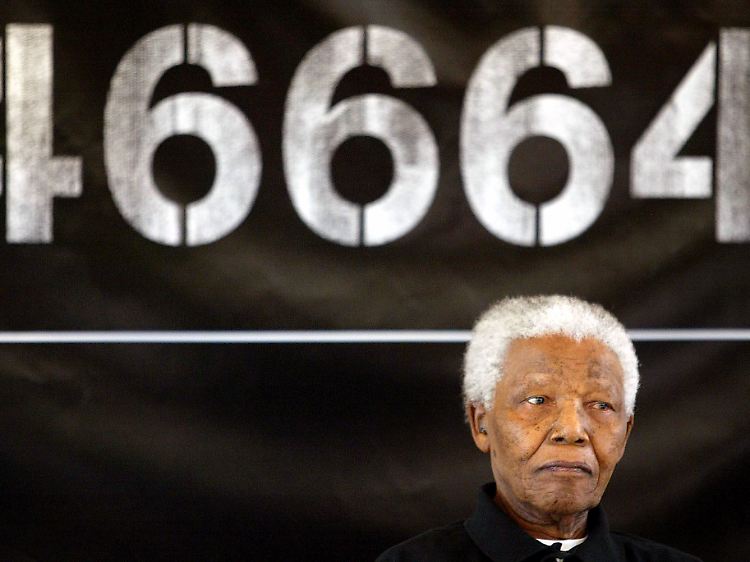 Mandela bei auf einem "46664"-Konzert in Johannesburg, einer weltweiten Kampagne, die das Bewusstsein gegenüber AIDS steigern soll (Archivfoto 2005).