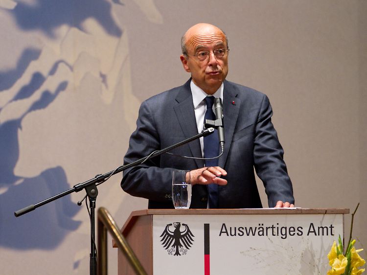 Den NATO-Partner, darunter dem französischen Außenminister Alain Juppé, sprach Westerwelle erneut seinen "Respekt" aus.
