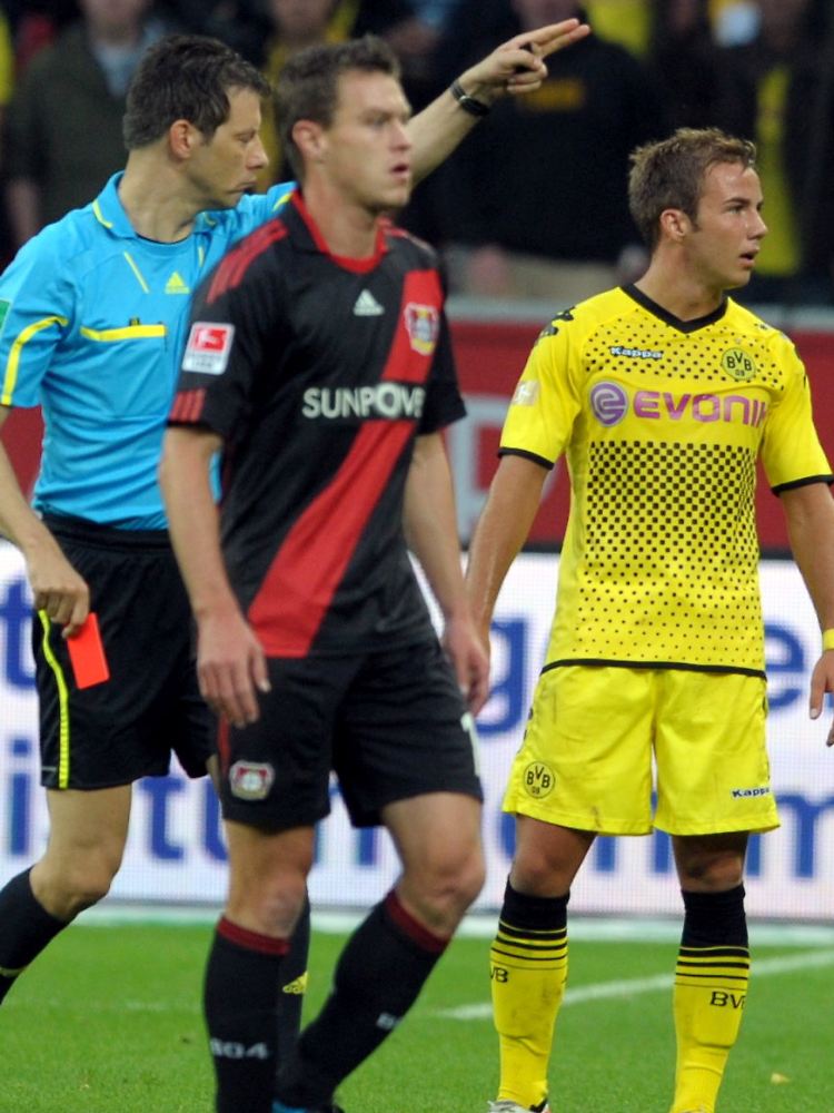 Hat hier jemand gespuckt? Und wenn ja - wohin? Wie dem auch sei: Schiedsrichter Wolfgang Stark schickt Mario Götze vom Platz.