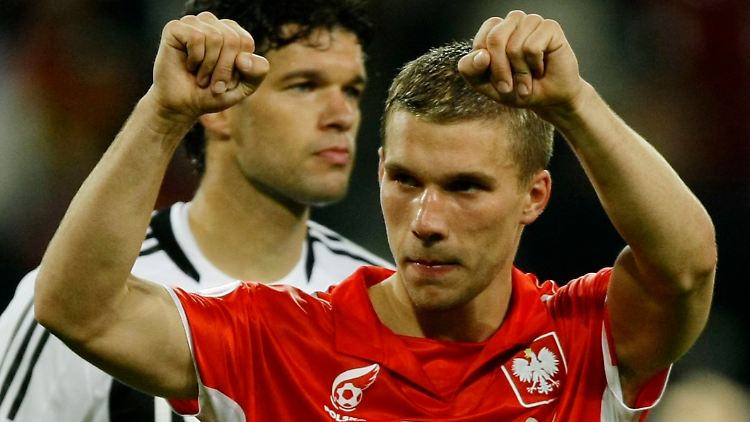Das Trikot der anderen: Lukas Podolski.