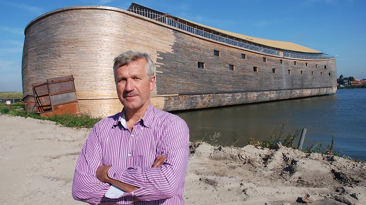 Baumeister Johan Huibers  vor seiner Arche an deren Heimatkai in der niederländischen Stadt Dordrecht.