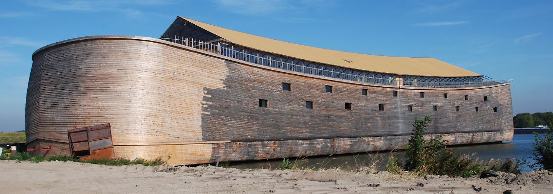 Der Nachbau der Arche ist 150 Meter lang, 25 Meter breit, 15 Meter hoch und 3000 Tonnen schwer.