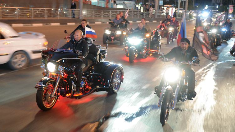 Wladimir Putin fährt neben dem Anführer des Bikerklubs "Nachtwölfe".