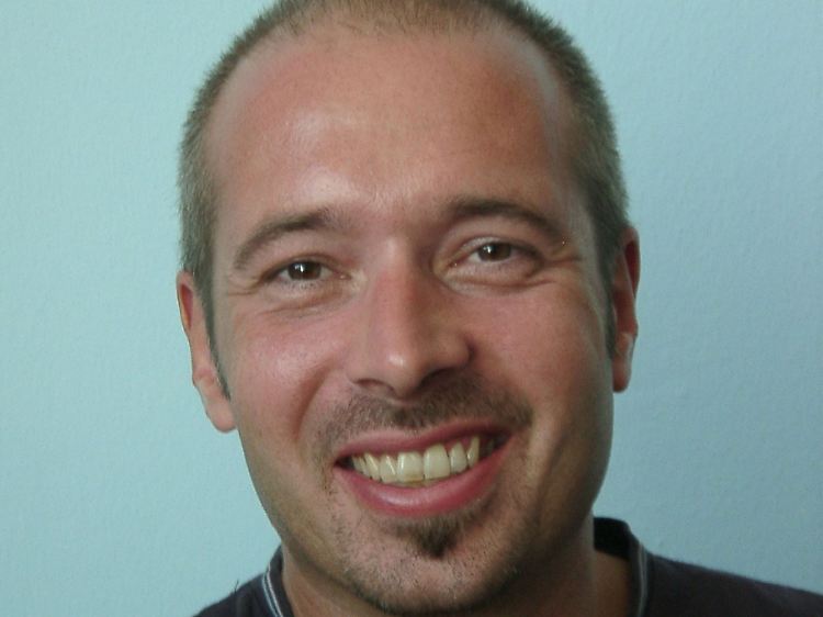 Dr. Achim Daschkeit ist Wissenschaftlicher Mitarbeiter im Kompetenzzentrum Klimafolgen und Anpassung (KomPass) und Lehrbeauftragter am Geographischen Institut der Uni Kiel. KomPass ist Teil des Umweltbundesamts, einer Behörde des Bundesumweltministeriums. Aufgabe von KomPass ist Beratung und Information von Politik und Öffentlichkeit. Darüber hinaus vernetzt KomPass Aktivitäten und Akteure von Anpassungsmaßnahmen.