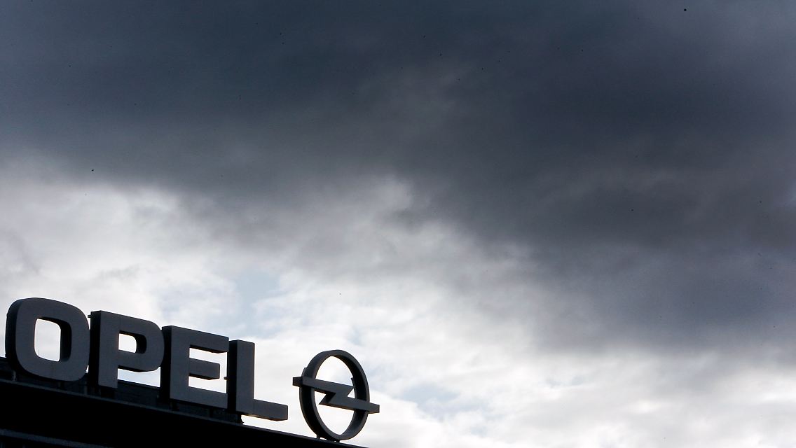 Dunkle Wolken über dem Bochumer Opel-Werk.