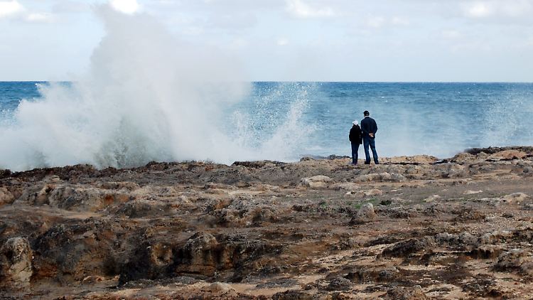 Naturschauspiel für Wave Watcher: Wenn sich die Wellen im Herbst an der Ostküste Mallorcas an den Felsen brechen, spritzt es meterhoch.