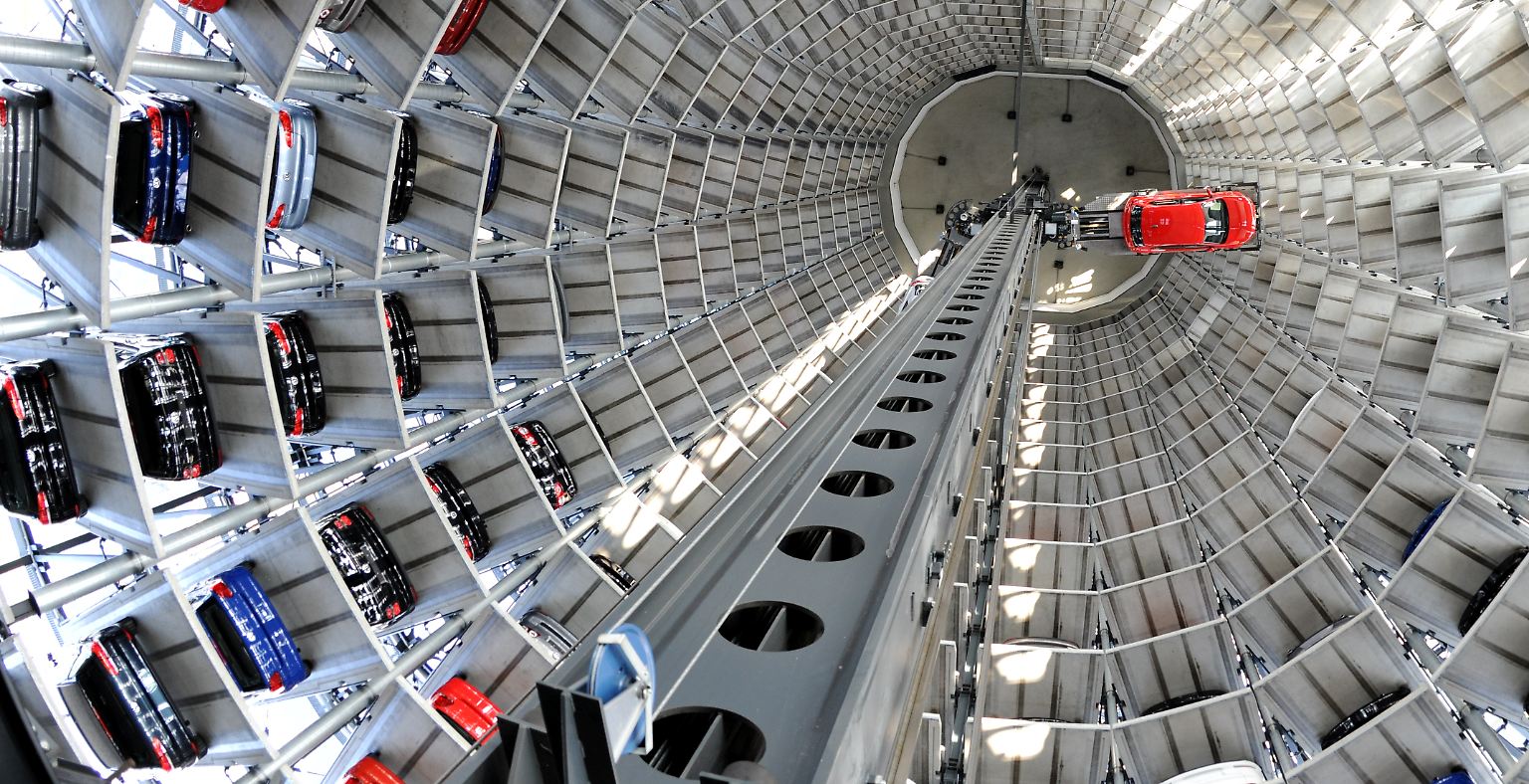 In den Türmen der Autostadt bei Wolfsburg bahnen sich automobile Eifersuchtsszenen an.