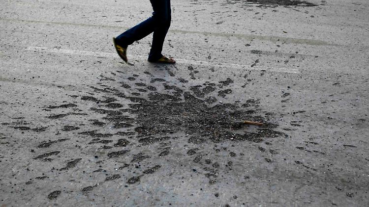 Kampfspuren in einer Straße in Tripolis.