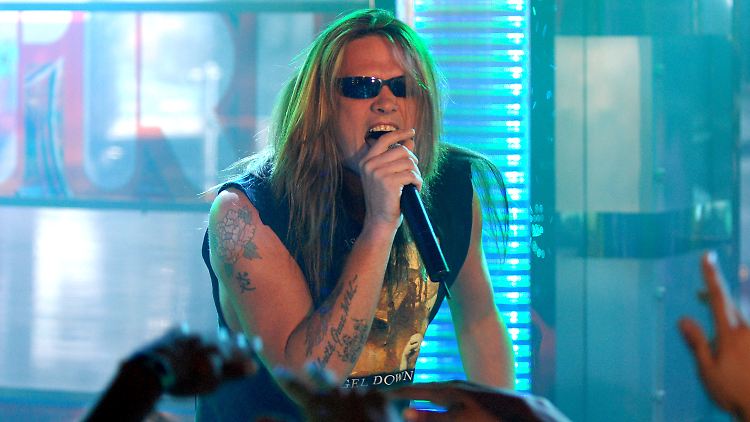 Sebastian Bach meldet über Twitter sein zerstörtes Anwesen.