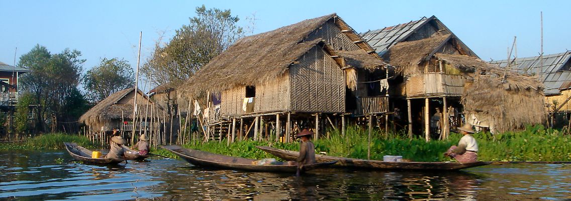 Anlegestelle vor der Haustür: Diese Häuser im Inle-See stehen auf Pfählen, damit das Wasser nicht über die Türschwelle schwappt.