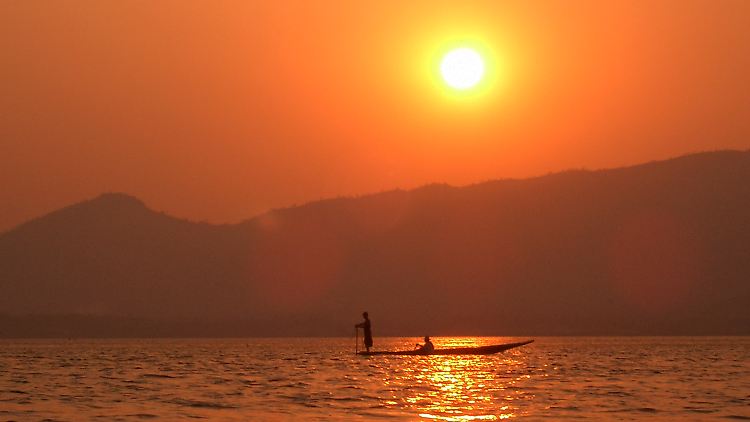Sonnenaufgang am Inle-See: Frühmorgens sind die Fischer schon auf dem Wasser, aber von der Hektik des Tages ist noch nichts zu spüren.