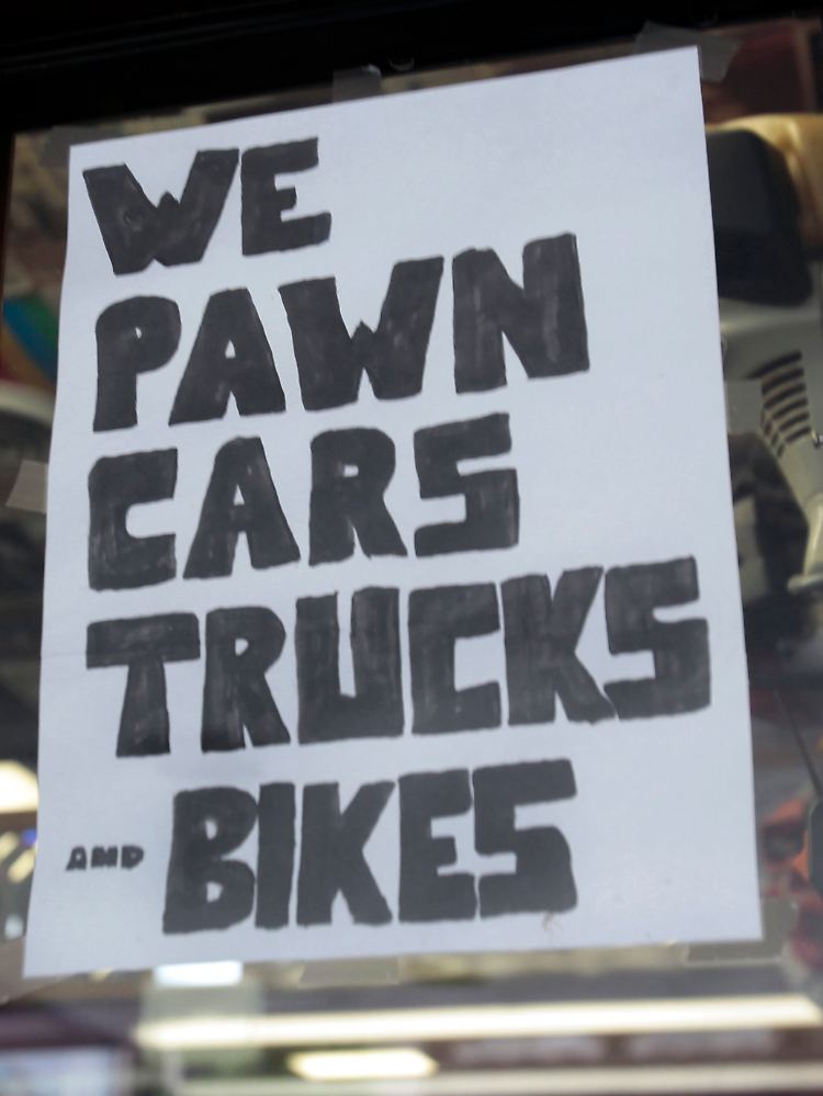 Ein Schild an einem Pfandhaus in Pontiac, Michigan. Hier kann alles verpfändet werden, auch Lkw.