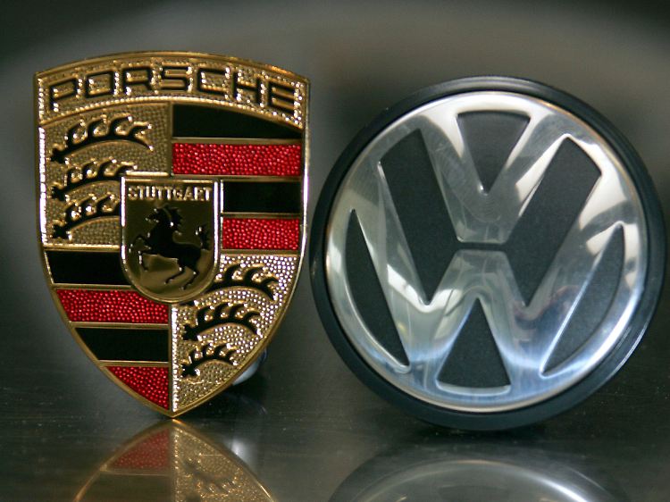 Der Machtkampf zwischen den Autobauern VW und Porsche steuert auf eine baldige Entscheidung zu.