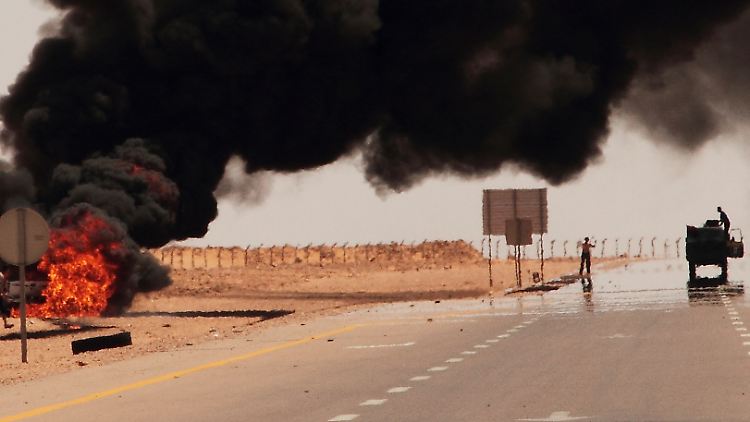 In Brand geratenes Versorgungsfahrzeug der Gaddafi-Anhänger auf der Straße nach Sirte.