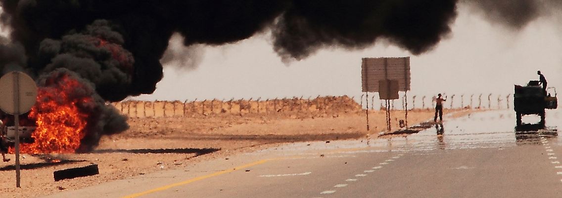 In Brand geratenes Versorgungsfahrzeug der Gaddafi-Anhänger auf der Straße nach Sirte.