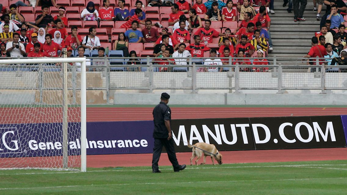 Bombensuche im Bukit Jalil Stadium: Vor dem Freundschaftsspiel zwischen ManU und eine malayische Auswahl wurden Hunde über den Platz geschickt.