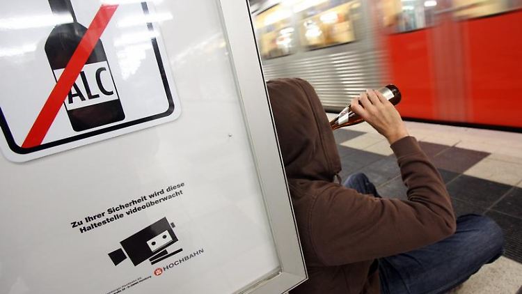 Alkoholkonsum in Bus und Bahnen - das soll in Hamburg demnächst verboten sein. In mehreren ausländischen Städten ist das schon lange so.