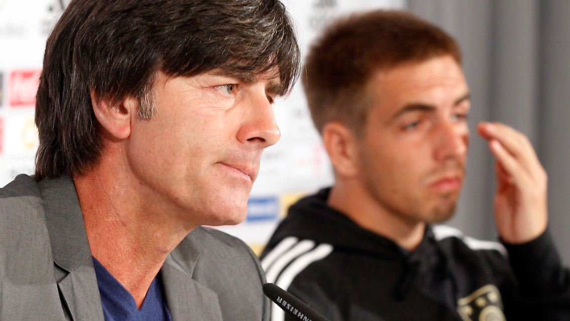 "Ich persönlich finde es nicht glücklich, wenn man als aktueller Spieler in der Öffentlichkeit über Trainer urteilt." Sagt Bundestrainer Joachim Löw über seinen Kapitän Philipp Lahm.