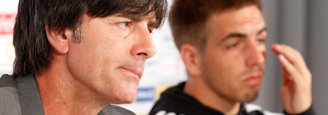 "Ich persönlich finde es nicht glücklich, wenn man als aktueller Spieler in der Öffentlichkeit über Trainer urteilt." Sagt Bundestrainer Joachim Löw über seinen Kapitän Philipp Lahm.