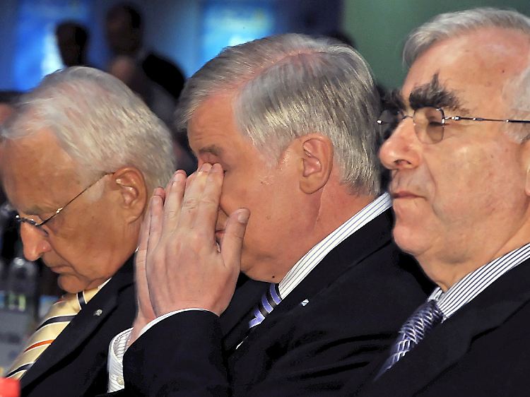 Zwischen den Stühlen: Seehofer und die Ehrenvorsitzenden der CSU, Stoiber und Waigel.
