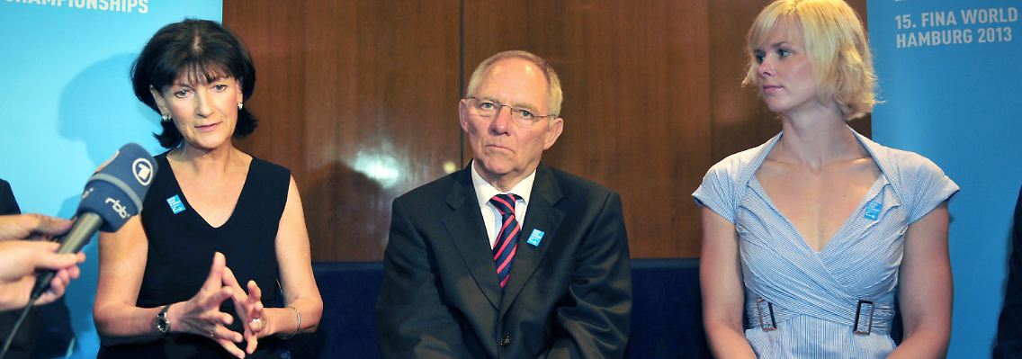 Lange Gesichter bei DSV-Präsidentin Christa Thiel, Innenminister Wolfgang Schäuble und Britta Steffen (von links).