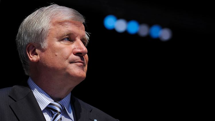 Nach der Wahl sagt Seehofer, er sei mit seinem Ergebnis zufrieden, es sei immerhin ehrlich. Schließlich habe unter ihm ein  "massiver Umbruch" stattgefunden.