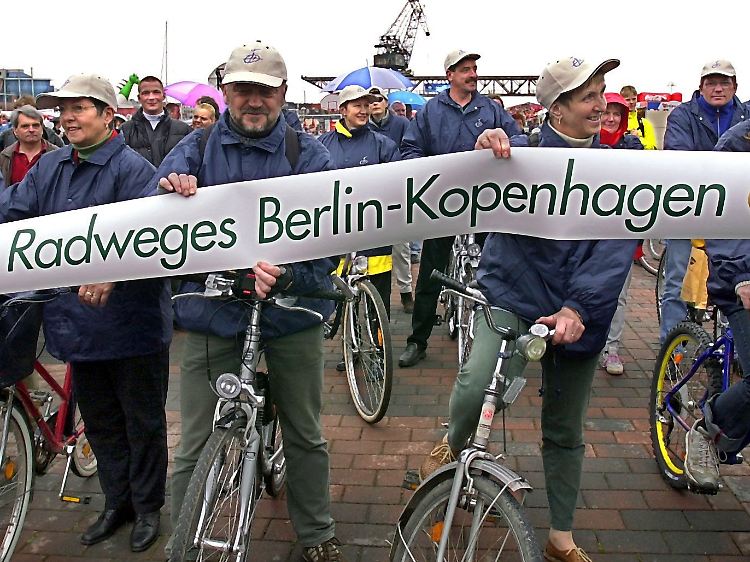 Ganz wundervoll ist auch der Radweg Berlin-Kopenhagen, hier die Eröffnung im April 2001.