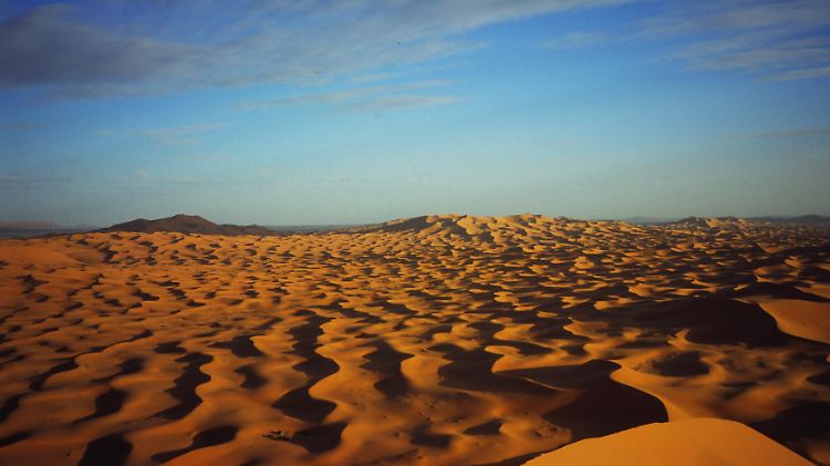 Wo nichts als Sand ist, fällt es dem Menschen schwer, einen geraden Kurs beizubehalten.