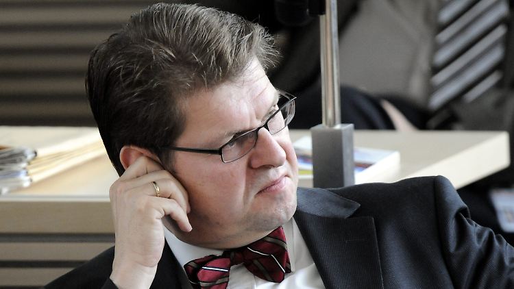 Stegner will die "Spielchen" am Montag nicht mitspielen. Carstensen solle lieber die Vertrauensfrage stellen.