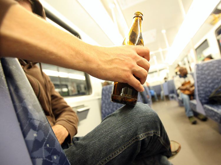 Das Feierabendbier in der Bahn gehört zumindest in Hamburg der Vergangenheit an.