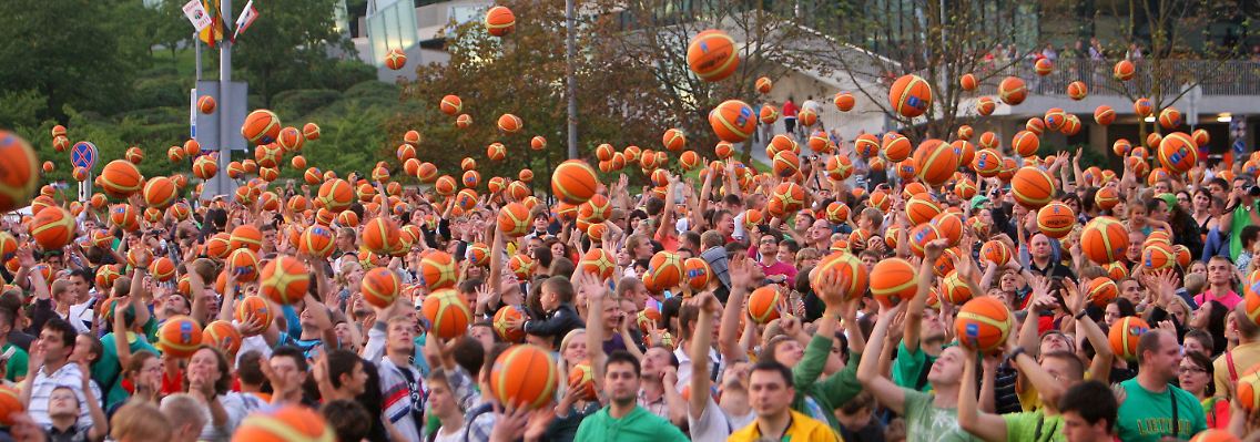 Rekord: Mehr als 55.000 Fans in den sechs litauischen Austragungsstädten dribbelten ihre Bälle fünf Minuten lang parallel und schafften damit den Eintrag ins Guinness Buch.