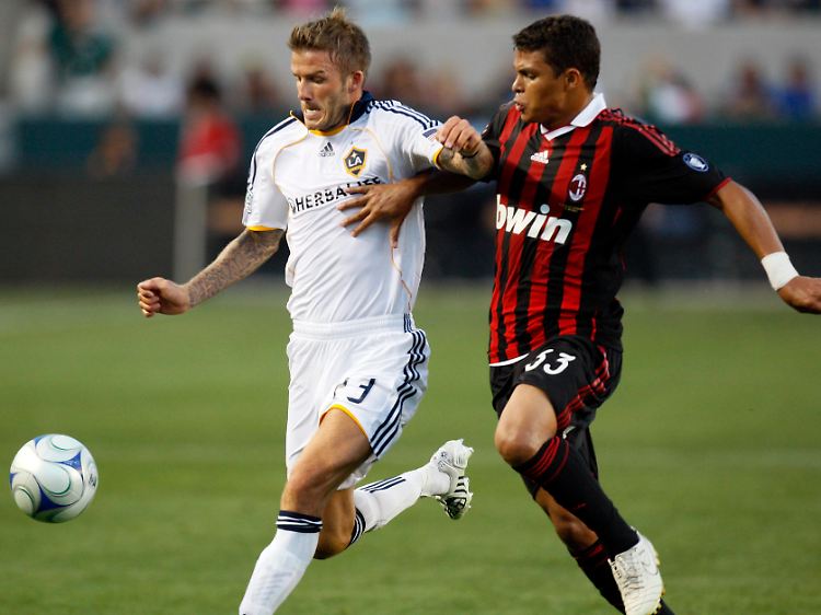 David Beckham (l) im Zweikampf mit Thiago Silva.