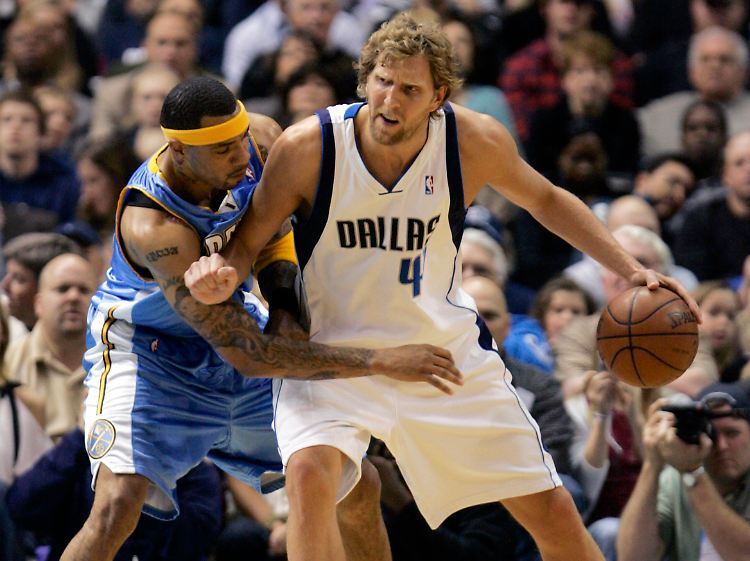 Hände weg: Nowitzki beim Aufposten.
