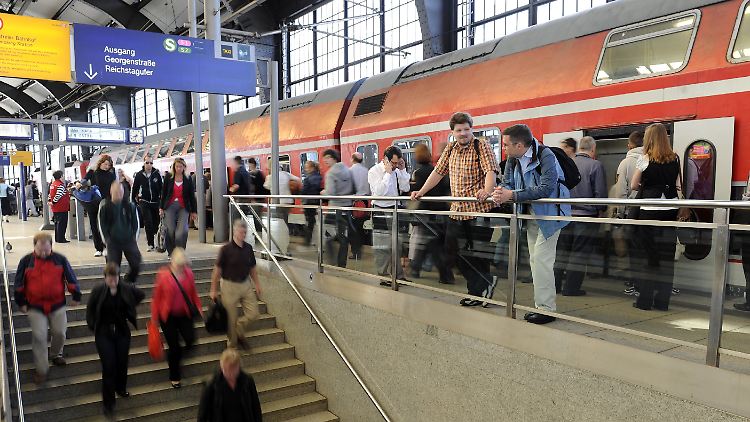 Fahrgäste können auf andere Verkehrsmittel, wie z.B. Regionalbahnen, ausweichen.